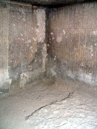 Interior de la cmara A despus de ser limpiada. Se puede apreciar el suelo sin desbastar y la parte desbastada