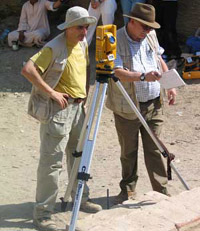 Miembros del equipo realizando mediciones topográficas