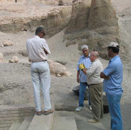 En el exterior del monumento. El Sr. Yasser, Inspector del SCA, Dr. Holeil Gahly Director del Alto Egipto; D. Francisco Martn Valentn, Director del Proyecto, Sr. Mahmud, Inspector de SCA